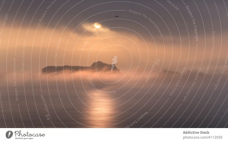 Sonnenuntergang bewölkter Himmel über ruhiger See MEER Natur Klippe rau Licht hell Cloud Nebel Landschaft Abend Wasser reisen Abenddämmerung malerisch friedlich