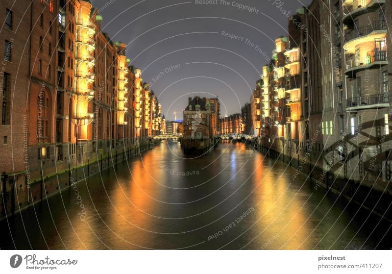 Speicherstadt Städtereise Lampe Wasser Küste Hafenstadt Haus Industrieanlage Brücke Architektur Fassade Balkon Sehenswürdigkeit Wahrzeichen Alte Speicherstadt