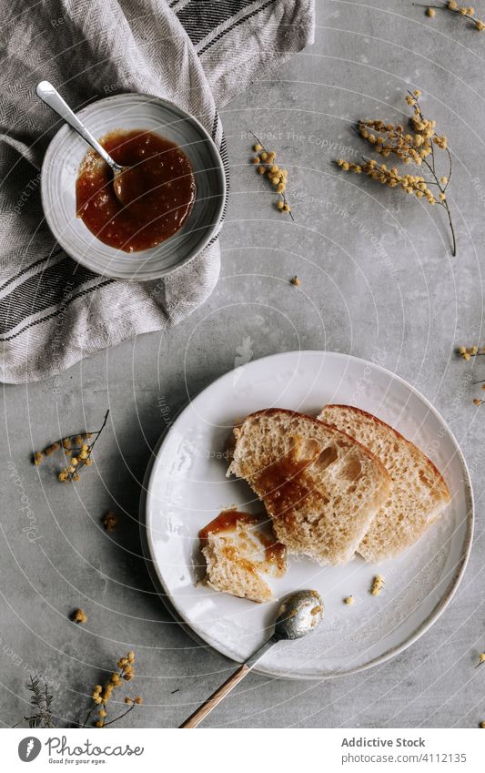 Leckeres Brot mit Marmelade zum Frühstück Brioche Lebensmittel geschmackvoll lecker frisch süß Dessert selbstgemacht Gebäck Mahlzeit Löffel dienen Speise Teller