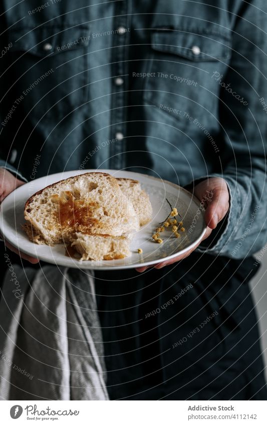 Gesichtslose Frau demonstriert eine Portion Brioche-Brot Marmelade Frühstück Lebensmittel geschmackvoll lecker frisch süß Dessert zeigen manifestieren