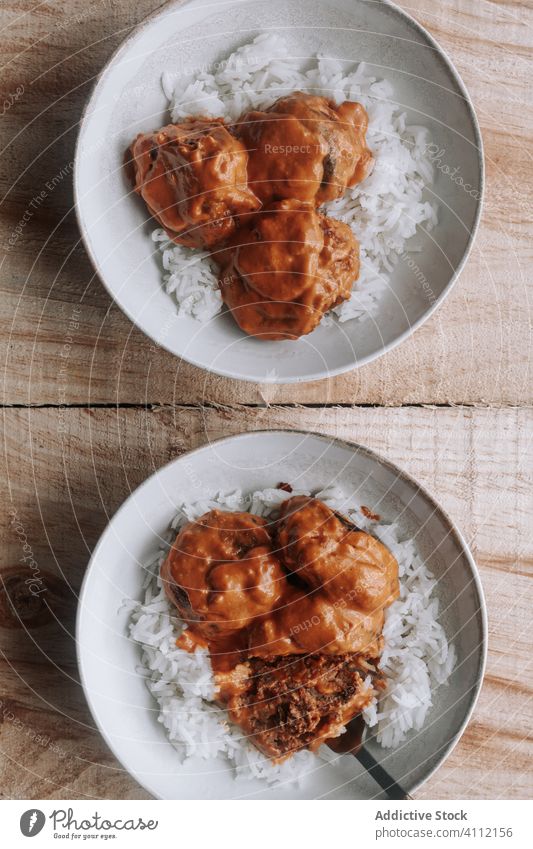 Reis und Frikadellen mit Currysauce Fleischklößchen Linse Veganer Tisch heimwärts Lebensmittel Speise Mahlzeit geschmackvoll Abendessen Küche Feinschmecker