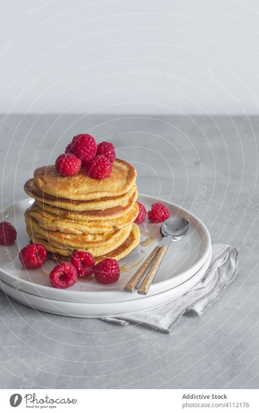 Leckere Pfannkuchen mit frischen Himbeeren Teller Löffel Dessert Frühstück Morgen lecker süß Lebensmittel geschmackvoll Gebäck Feinschmecker reif Beeren