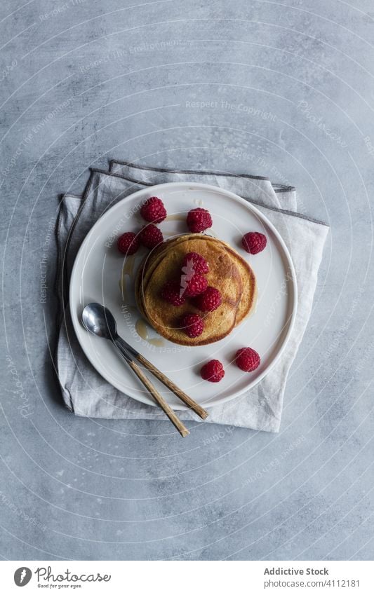 Leckere Pfannkuchen mit frischen Himbeeren Teller Löffel Dessert Frühstück Morgen lecker süß Lebensmittel geschmackvoll Gebäck Feinschmecker reif Beeren