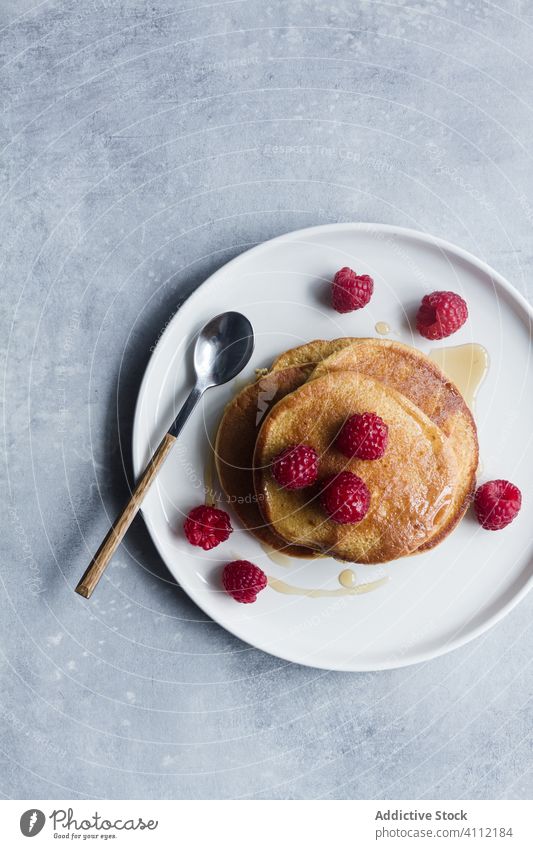 Leckere Pfannkuchen mit frischen Himbeeren Teller Löffel Dessert Frühstück Morgen lecker süß Lebensmittel geschmackvoll Gebäck Feinschmecker reif Beeren