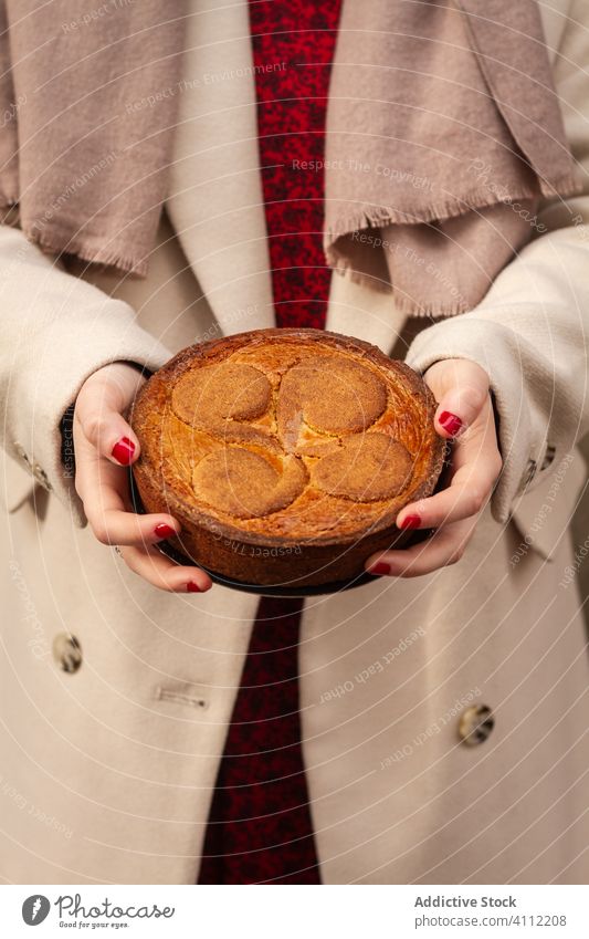 Crop-Frau mit leckerem Kuchen Pasteten führen Mantel Dessert Lebensmittel Stil elegant Gebäck Feinschmecker geschmackvoll Küche Snack Mahlzeit natürlich