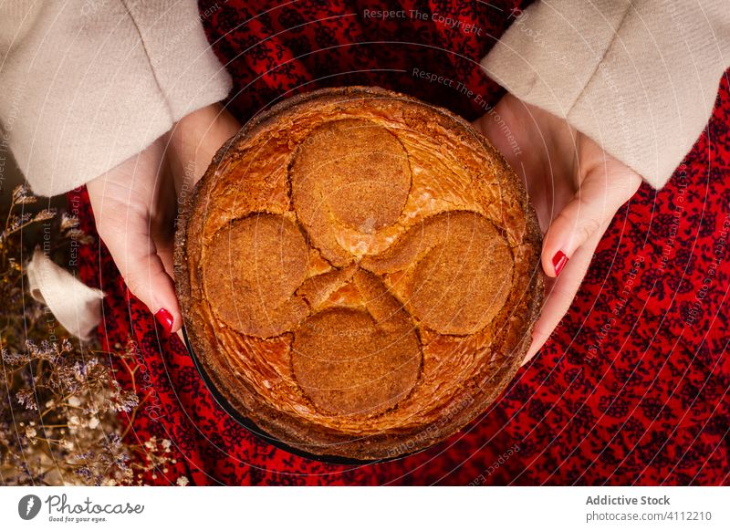 Crop-Frau mit leckerem Kuchen Pasteten führen Mantel Dessert Lebensmittel Stil elegant Gebäck Feinschmecker geschmackvoll Küche Snack Mahlzeit natürlich