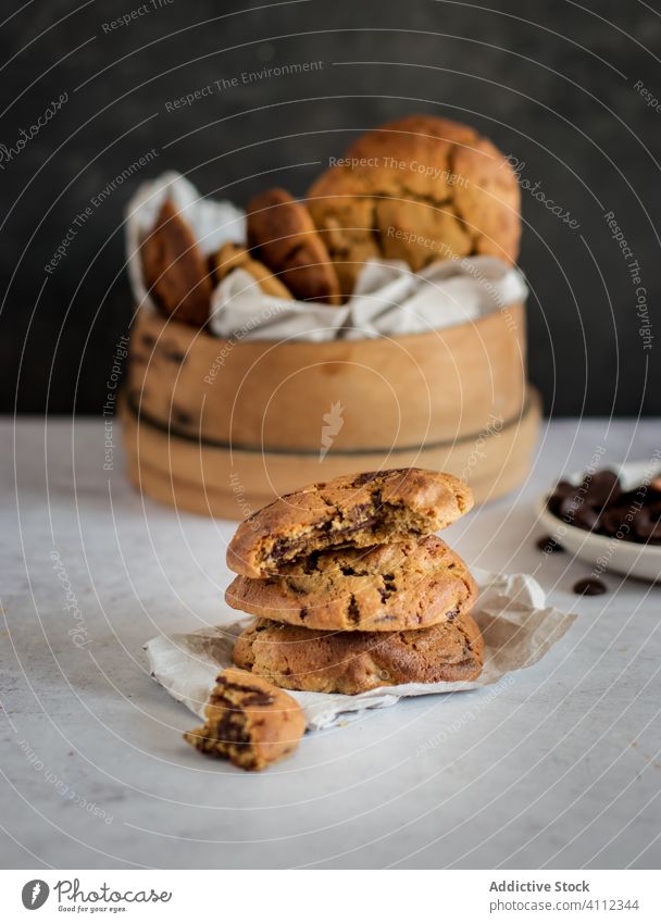 Hausgemachte süße Kekse auf dem Tisch Schokolade Chip Biss selbstgemacht Lebensmittel Biskuit gebacken Stapel geschmackvoll lecker frisch Küche Mahlzeit