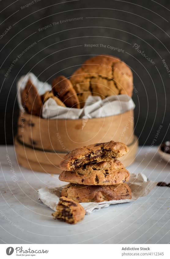 Hausgemachte süße Kekse auf dem Tisch Schokolade Chip Biss selbstgemacht Lebensmittel Biskuit gebacken Stapel geschmackvoll lecker frisch Küche Mahlzeit