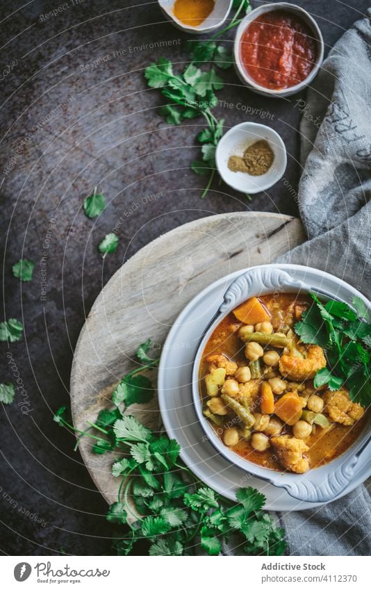 Schüssel mit vegetarischem Kichererbsencurry Curry Veganer Schalen & Schüsseln Tisch Serviette Kraut Speise Lebensmittel Mahlzeit lecker geschmackvoll frisch