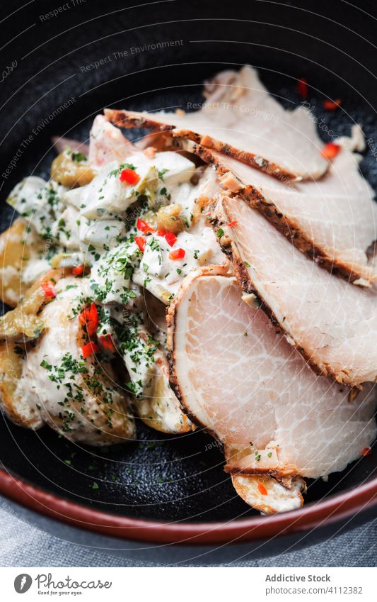 Schinken und Salat mit Sahnesoße Salatbeilage Speise Kantine Teller Ordnung Portion Spielfigur Saucen Lebensmittel Mahlzeit lecker geschmackvoll Feinschmecker