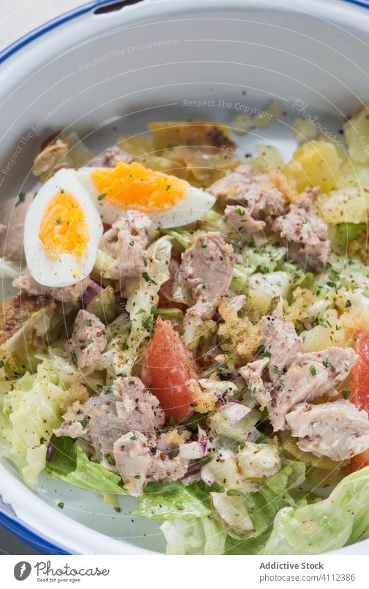 Thunfischsalat mit Gemüse und Ei Salatbeilage Restaurant Mahlzeit Lebensmittel frisch Portion Fisch geschmackvoll lecker Gesundheit Speise Küche Feinschmecker