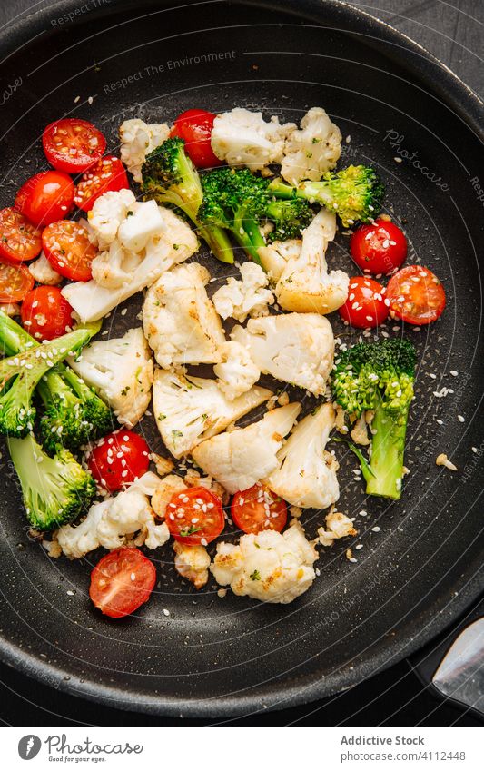 Gebratene Tomaten mit Blumenkohl und Brokkoli Pfanne Küche Koch Gemüse Veganer Lebensmittel Mahlzeit lecker frisch Ernährung geschmackvoll Gesundheit organisch