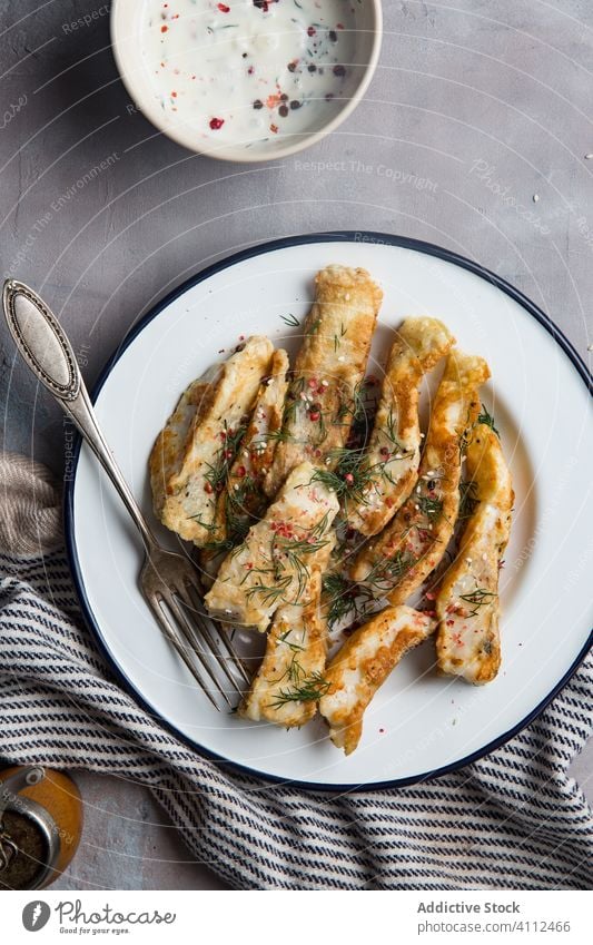 Gebratener Fisch mit Dill und rosa Pfeffer an Sauce gebraten Teller Saucen Gewürz Serviette Paprika Sahne Lebensmittel lecker Mahlzeit geschmackvoll Speise