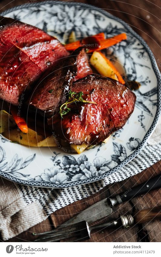 Roastbeef mit Gemüse auf Teller serviert Fleisch Braten Rindfleisch Filet Grillrost Lebensmittel Feinschmecker lecker selten Wein Mahlzeit Abendessen Küche