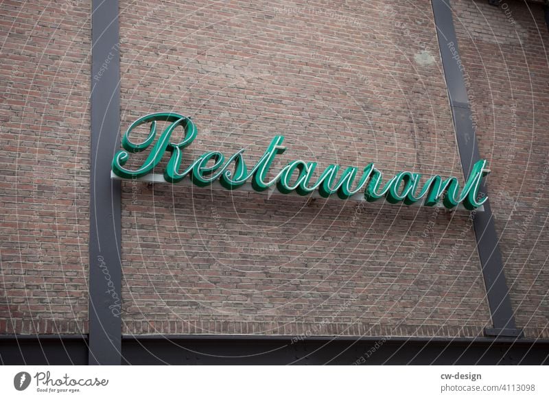 Leuchtreklame von einem Restaurant Leuchtstoffröhre Werbung Schriftzeichen Buchstaben leuchten Beleuchtung neonfarbig Neonlicht Lampe werben Werbebranche