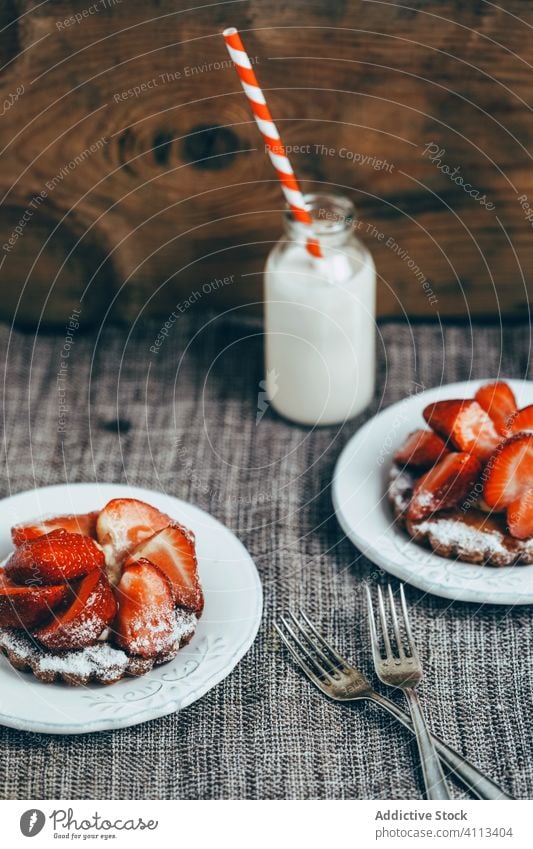 Hausgemachtes Dessert mit Erdbeere auf dem Tisch süß Erdbeeren selbstgemacht Gebäck Frühstück melken Waffel Lebensmittel geschmackvoll frisch lecker Teller