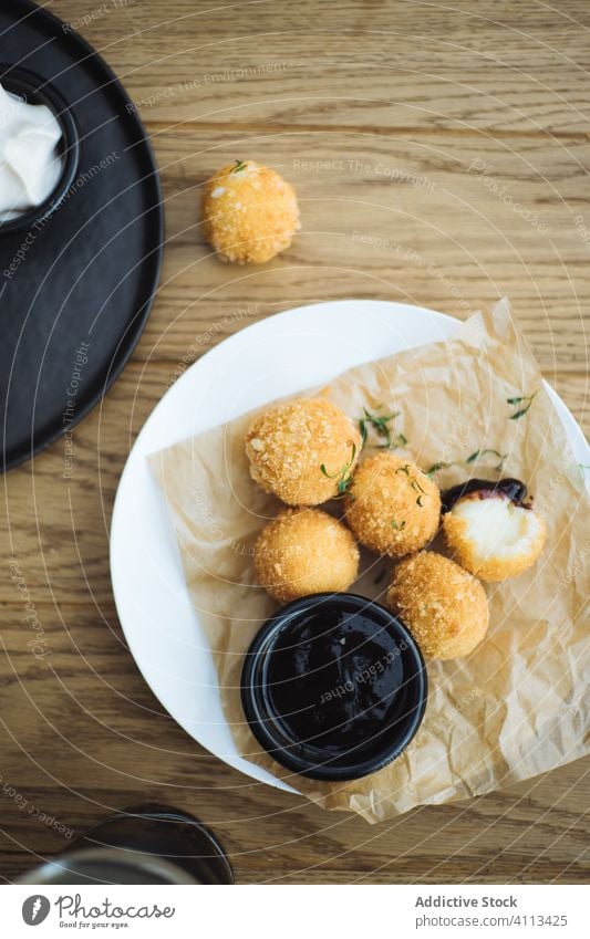 Leckere Kartoffel-Käse-Kroketten Ball gebraten essen Lebensmittel knirschen Trödel lecker Snack geschmackvoll Teller Mahlzeit Küche Speise Tradition Tisch