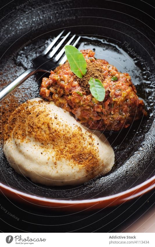 Hackfleisch mit Spinat und Sahnesauce Fleisch zerkleinern Saucen gebraten Schalen & Schüsseln Gabel Speise lecker Mahlzeit Lebensmittel geschmackvoll Küche