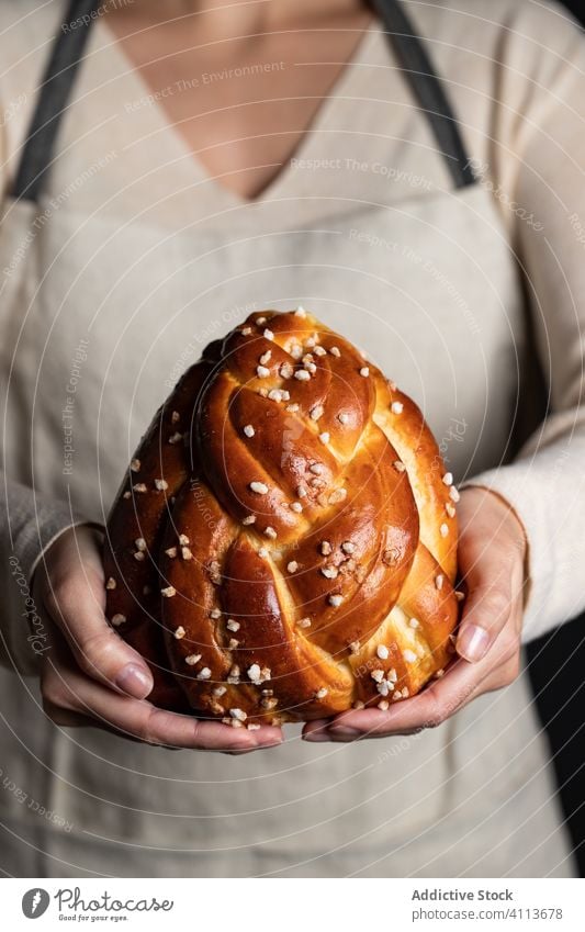 Frau zeigt selbstgebackenes Festtagsbrot Brot festlich Tradition Lebensmittel selbstgemacht Dekoration & Verzierung frisch Mahlzeit feiern appetitlich Koch