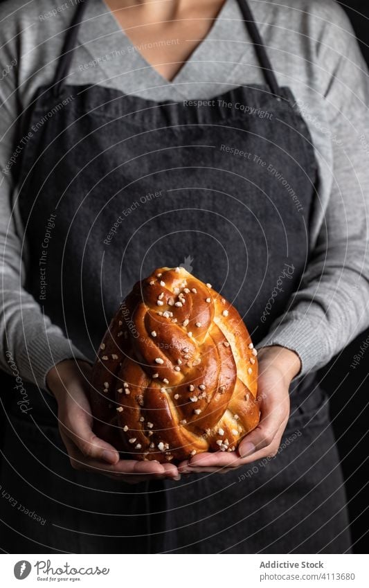 Frau zeigt selbstgebackenes Festtagsbrot Brot festlich Tradition Lebensmittel selbstgemacht Dekoration & Verzierung frisch Mahlzeit feiern appetitlich Koch