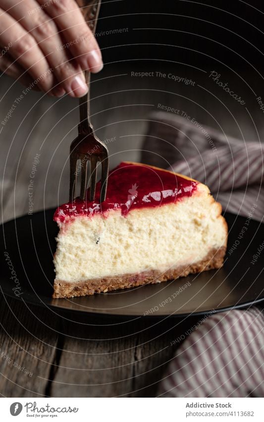 Frau isst leckeren Käsekuchen mit Marmelade Dessert Kuchen süß Lebensmittel Spielfigur essen Gabel Hand geschmackvoll Teller Mahlzeit Gebäck selbstgemacht