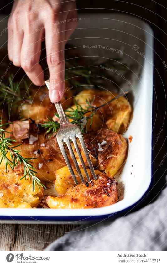 Mann mit Gabel isst gebratene Krabben Lebensmittel Granele Meeresfrüchte Teller essen Hand Kraut Rosmarin lecker geschmackvoll Mahlzeit Speise Feinschmecker