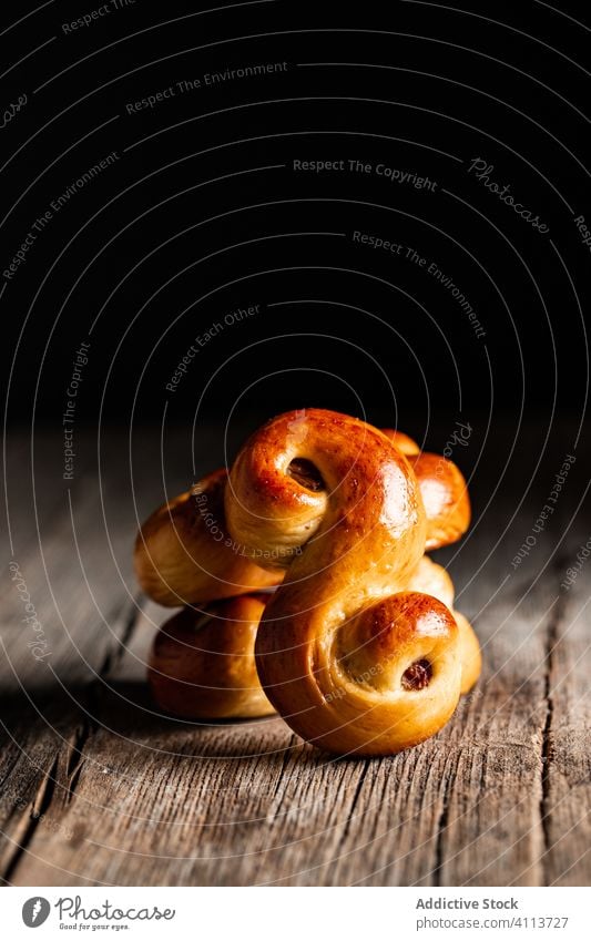 Appetitliche hausgemachte Brötchen auf dem Holztisch Lebensmittel backen selbstgemacht geschmackvoll Gebäck süß Safran Tradition lecker Rosine frisch Ernährung