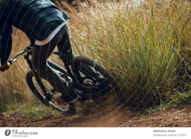 Anonymer Mann beim Mountainbiketraining Mountainbiking Radfahren Nachlauf Natur mtb Reiter Gerät Geschwindigkeit Zyklus professionell Lifestyle passen Spaß