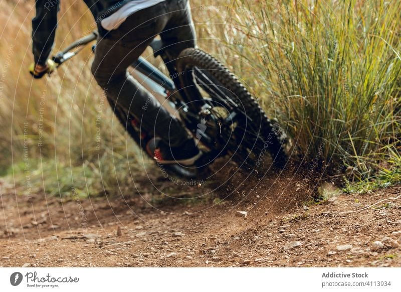 Anonymer Mann beim Mountainbiketraining Mountainbiking Radfahren Nachlauf Natur mtb Reiter Gerät Geschwindigkeit Zyklus professionell Lifestyle passen Spaß