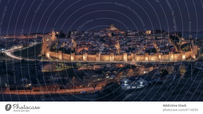 Malerische Landschaft der Altstadt bei Nacht Aussichtspunkt Burg oder Schloss Stadt Wand antik alt Licht Festung leuchten Straße Ávila Architektur Großstadt