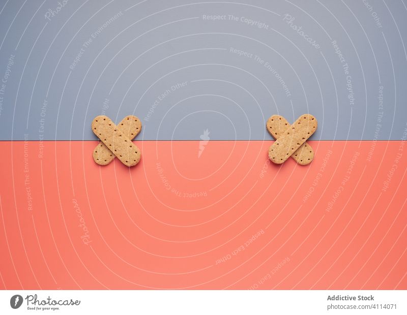 Kreuz aus frischen knusprigen Keksen Dessert durchkreuzen Konzept Fleck Knusprig Form Linie Hintergrund Lebensmittel Gebäck Mahlzeit Formular Biskuit süß Snack