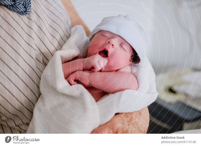 Frau besucht Tochter mit Neugeborenem im Krankenhaus neugeboren Baby Großmutter Pflege besuchen Gruß Klinik neonatal Kind Medizin generationenübergreifend