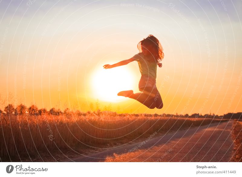 Sunset jumper feminin Junge Frau Jugendliche 1 Mensch Himmel Sonne Sonnenaufgang Sonnenuntergang Sonnenlicht Sommer Schönes Wetter Feld Bewegung springen