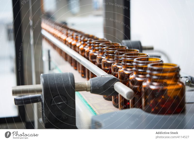 Kette der Verpackung und Herstellung von Tabletten und Fläschchen mit Tabletten und Pillen auf industriellem Wege für den medizinischen und Gesundheitssektor