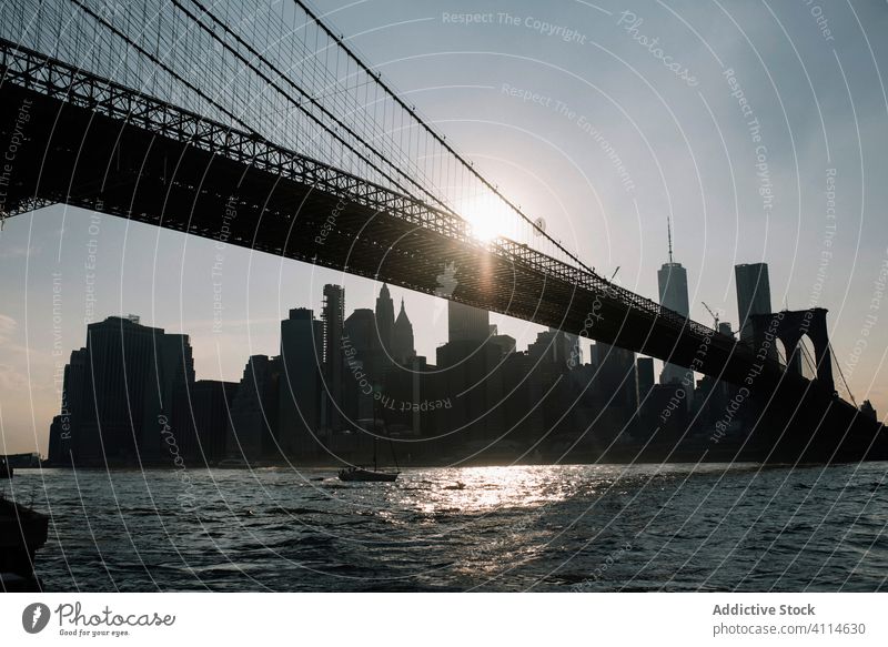 Moderne Stadtlandschaft mit Brücke über den Fluss am Abend Großstadt Wolkenkratzer Stadtbild New York State Sonnenuntergang Gebäude urban Architektur Brooklyn