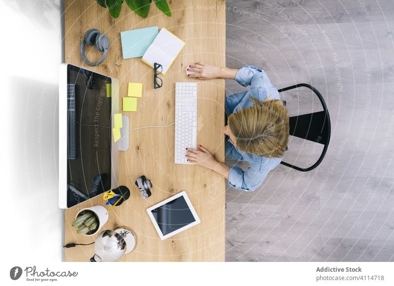 Von oben anonyme Frau, die zu Hause arbeitet Arbeit Schreibtisch heimwärts jung Computer Mitteilung Geschäftsfrau Business im Innenbereich arbeiten Tisch