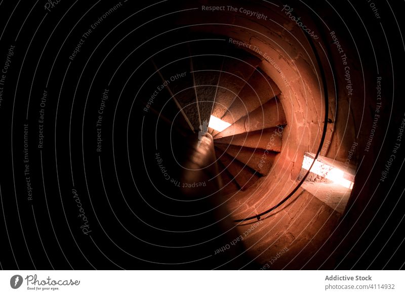Dunkle Wendeltreppe im Leuchtturm Spirale Treppenhaus Baustein dunkel Mysterium leer Stein Turm Geländer sonnig Schritt rund Licht Wand alt klein Struktur