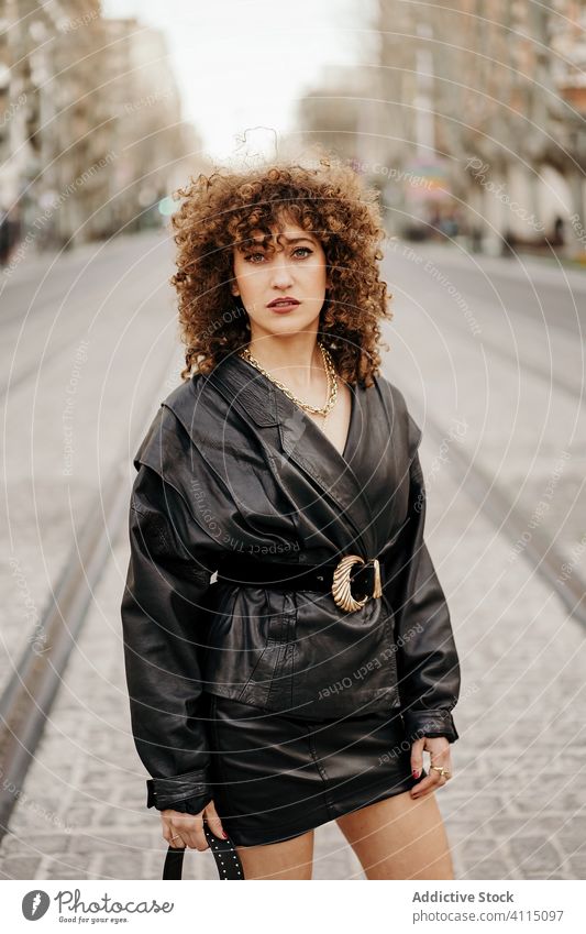 Retro-Geschäftsfrau beim Gehen Straße retro Arbeitsweg Outfit Frau Großstadt Stil Leder Jacke schwarz 80s Mode Unternehmer trendy Manager Business professionell