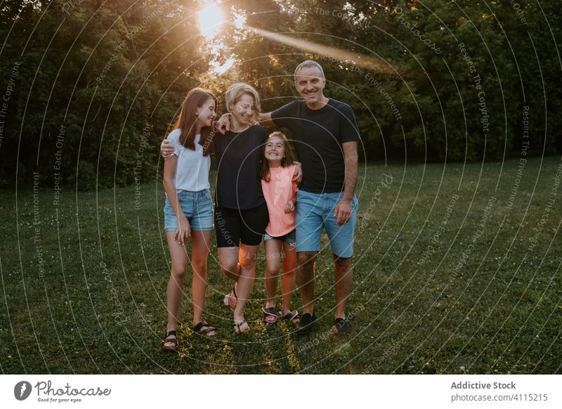 Glückliche Familie ruht sich auf der grünen Wiese aus Zusammensein Natur ruhen sich[Akk] entspannen Park Wald Landschaft Sommer Lächeln aktiv lässig Gras Liebe