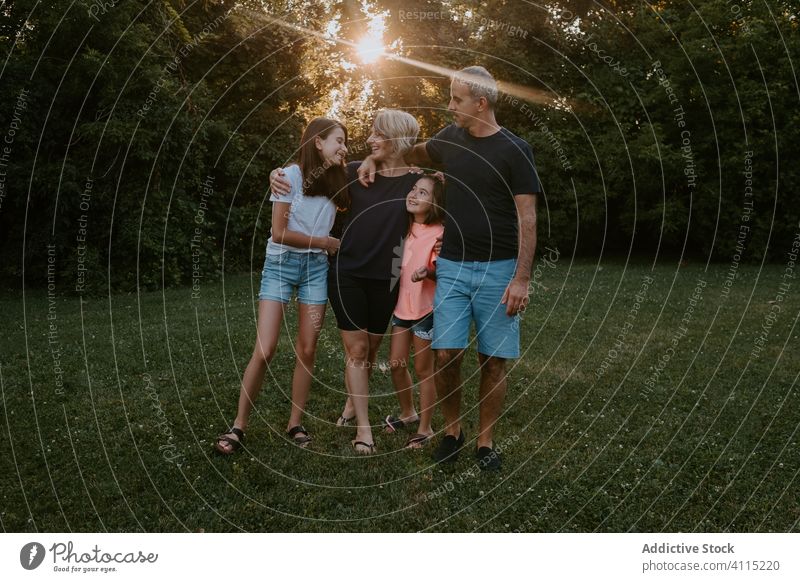 Glückliche Familie ruht sich auf der grünen Wiese aus Zusammensein Natur ruhen sich[Akk] entspannen Park Wald Landschaft Sommer Lächeln aktiv lässig Gras Liebe