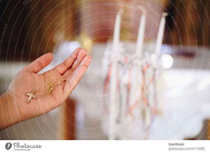 Goldenes Kreuz auf der Hand der Frau. schön durchkreuzen jung Mädchen Hintergrund golden Gott Liebe Frauen Religion Kirche Glaube heilig christian Christentum