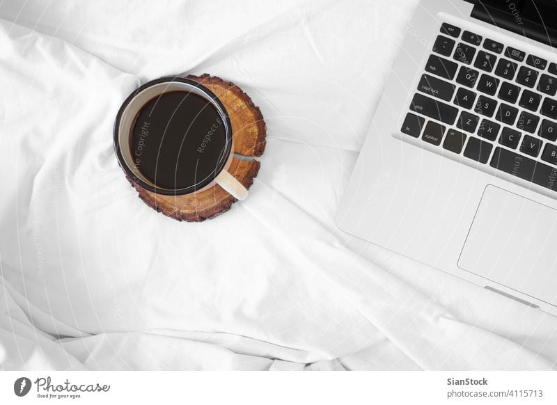 Kaffee im Bett, Ansicht von oben, weiß Tasse Schatten Laptop Morgen Hotel Decke Hintergrund heimwärts Haus Raum Appartement Wandelhalle Licht schön vereinzelt