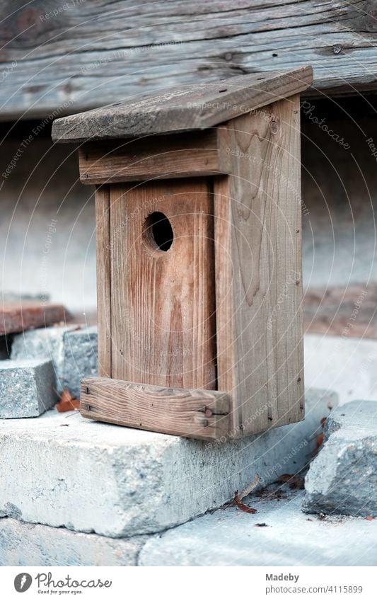 Selbstgebauer Nistkasten oder Starenkasten mit genormtem Flugloch aus schönem Holz auf einem alten Bauernhof in Rudersau bei Rottenbuch im Kreis Weilheim-Schongau im Allgäu in Oberbayern