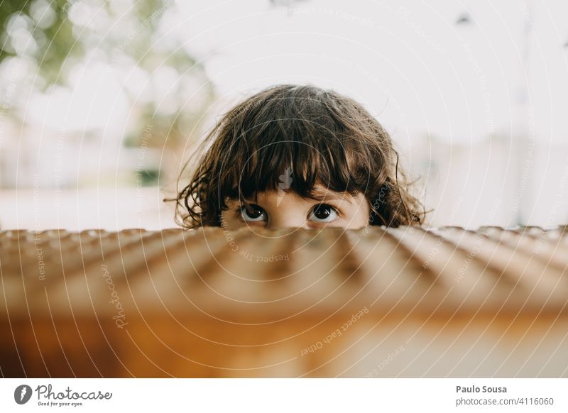 Close up Kind Augen peeking schauen Sie Neugier verborgen Körperteil Kindheit schön Farbfoto niedlich Mensch Gesicht Blick Porträt Blick in die Kamera