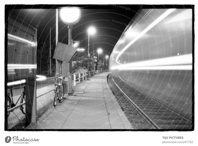 Zug Schnell Langzeitbelichtung Eisenbahn Bahnsteig Geschwindigkeit Schwarzweißfoto