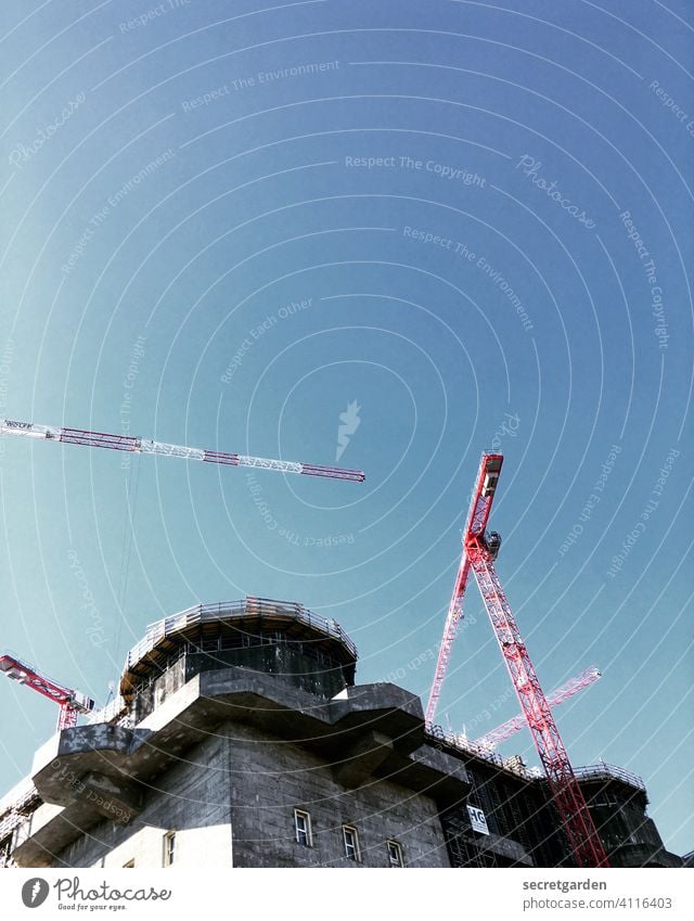 Die Schönen und das Biest. Bunker himmelblau Himmel Kran rot Blauer Himmel grau Beton Klotz Gebäude Bauwerk Bollwerk Architektur Außenaufnahme Farbfoto