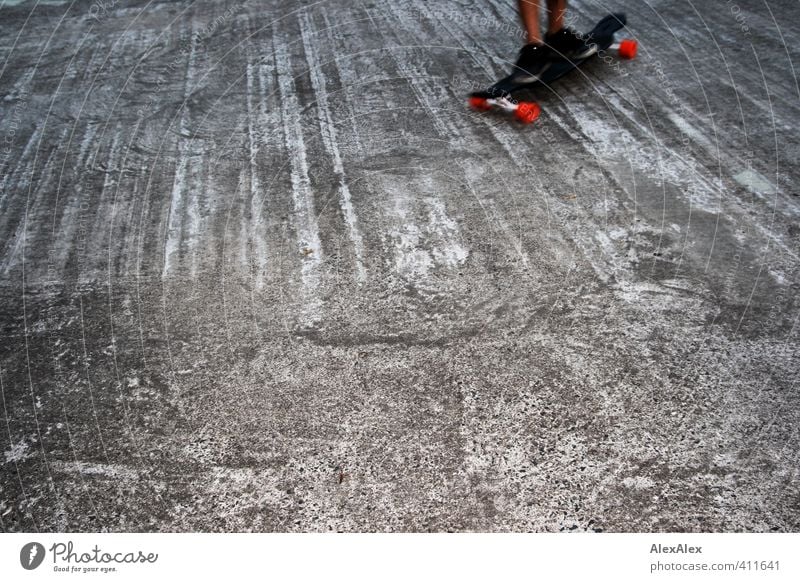 in Fahrt Sport Sportler Skateboard Skateboarding Betonboden Fuß 1 Mensch 18-30 Jahre Jugendliche Erwachsene Schuhe Holz fahren genießen lernen Spielen sportlich