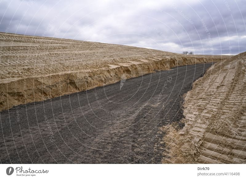 Großbaustelle - Sand, Fahrspur, Bäume und düsterer Himmel ... Baustelle Fahrbahn Asphalt fahrspuren Spuren Planierraupe Damm Belastungsdamm Verkehrswege