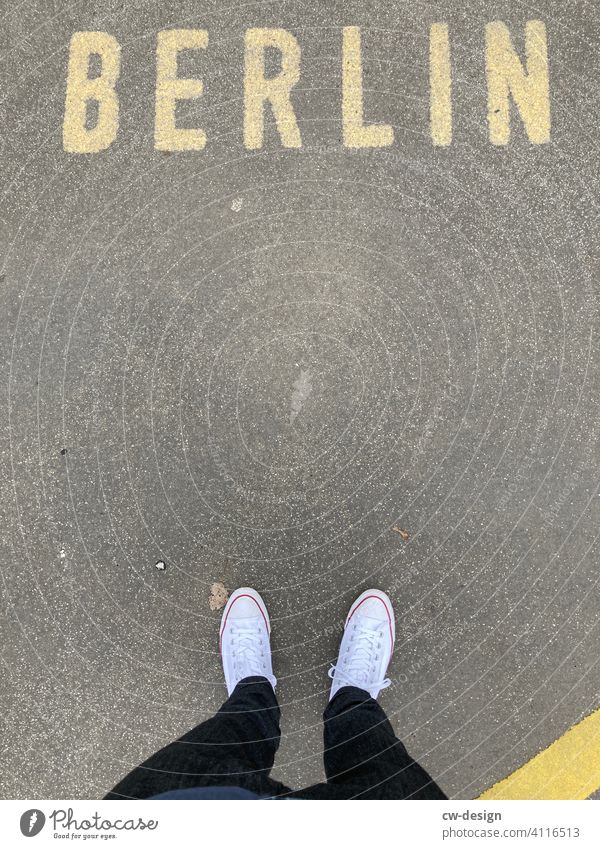 Berlin zu Fuß Person Männlich Beine Schriftzug Buchstaben Schilder & Markierungen Wort Schriftzeichen Typographie Schuhe Farbfoto allstar converse