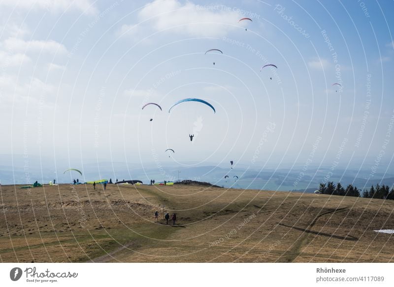 Ostersamstag bei den Gleitschirmfliegern auf der Wasserkuppe Gleitschirmfliegen Himmel Freiheit Freizeit & Hobby Außenaufnahme Sport Luftverkehr